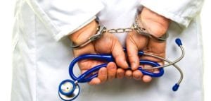 médico com amarras financeiras no consultório
