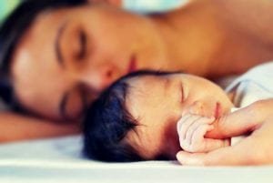 bebe dormindo com a mae