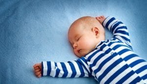 bebe dormindo de barriga para cima