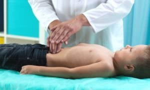pediatra examinando criança - apendicite