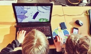 criancas brincando com minecraft