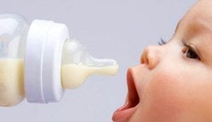 bebe e amamentacao com leite