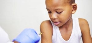crianca sendo vacinada