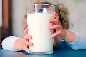 crianca tomando leite de soja