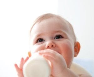 bebe tomando leite