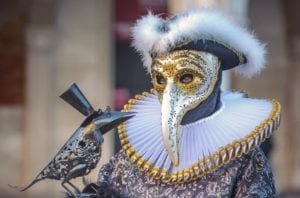 fantasia de medico da peste no carnaval de veneza