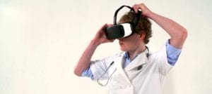 medico usando realidade virtual