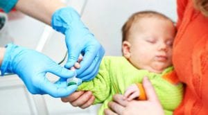 pediatria - exame de sangue no bebe