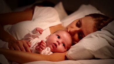 bebes dormindo na cama com os pais(1)