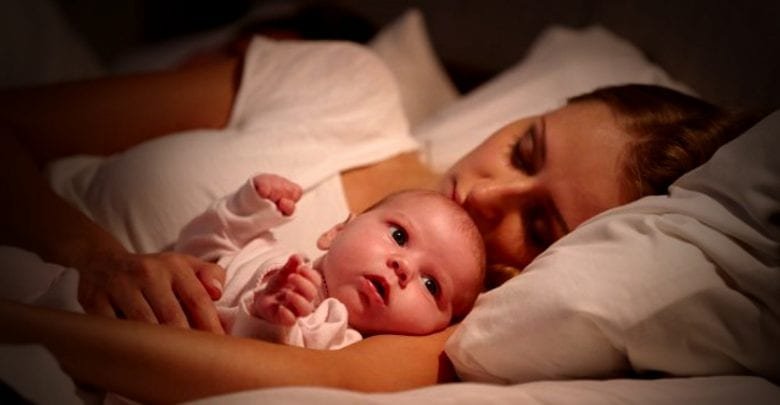 bebes dormindo na cama com os pais(1)
