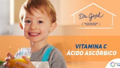 Menino loiro com olhos azuis segurando um copo com um líquido laranja, logo Dr. Good no canto da arte, ao lado do menino está escrito "VITAMINA C ÁCIDO ASCÓRBICO"